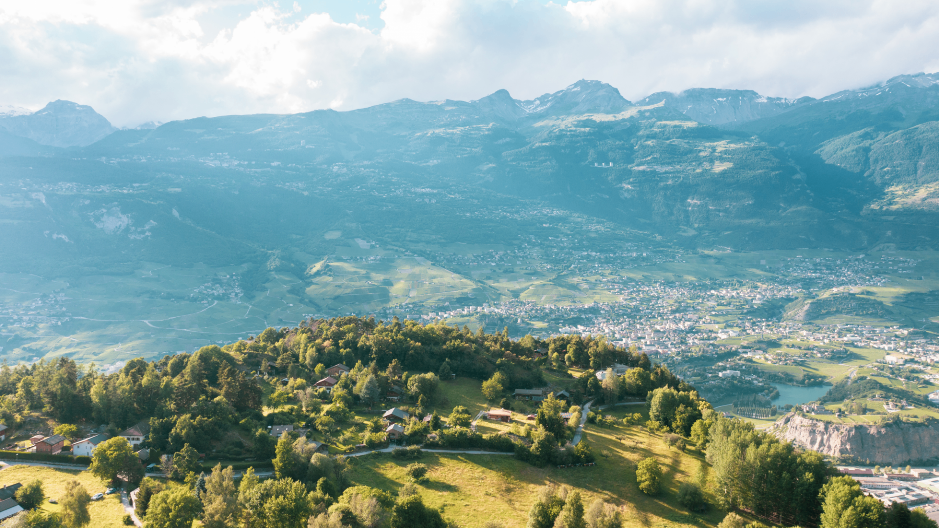 Village de Chalais en Valais avec les Alpes en arrière-plan